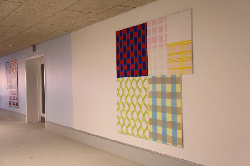 Udsmykning på Solbjerg Skole 2010: 245 m2 farvesætning af vægge og gulv i ombygget gang-anlæg, inkl. tre større malerier
