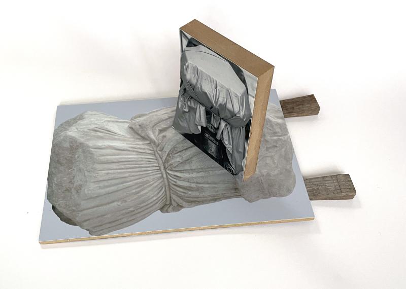 CHITIN objekt. 2025. Fotos monteret på træplader, kiler