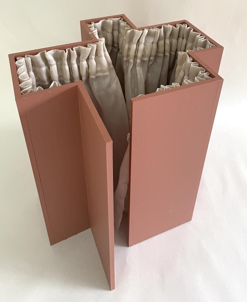 CHITIN objekt. Stof og bemalet træ.