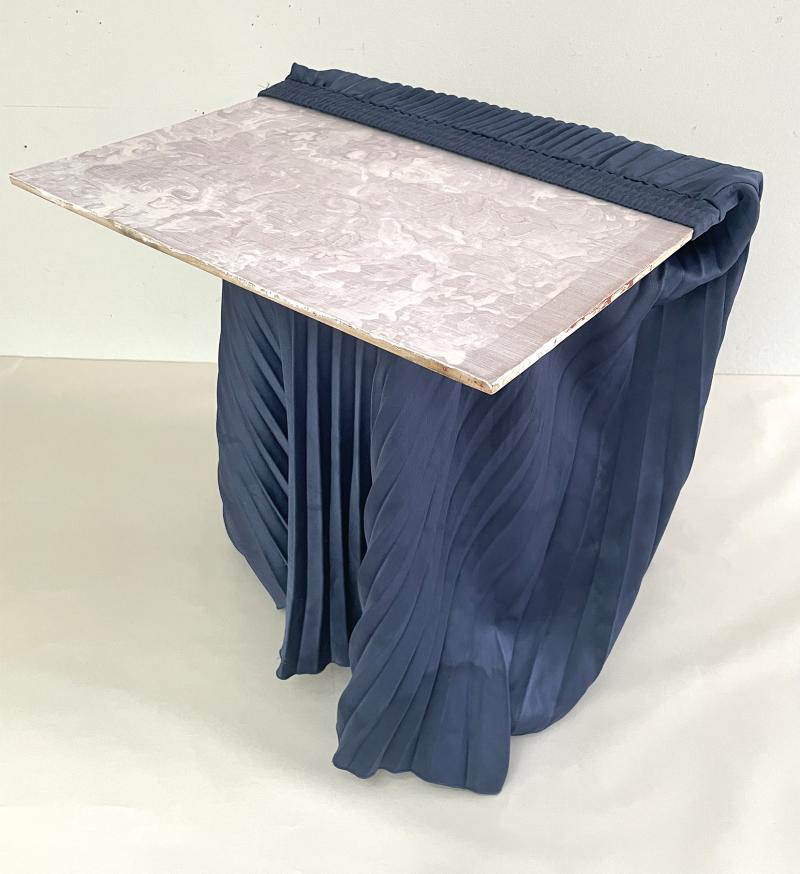 CHITON objekter. 2025. Bemalet træplade, stof og stativ