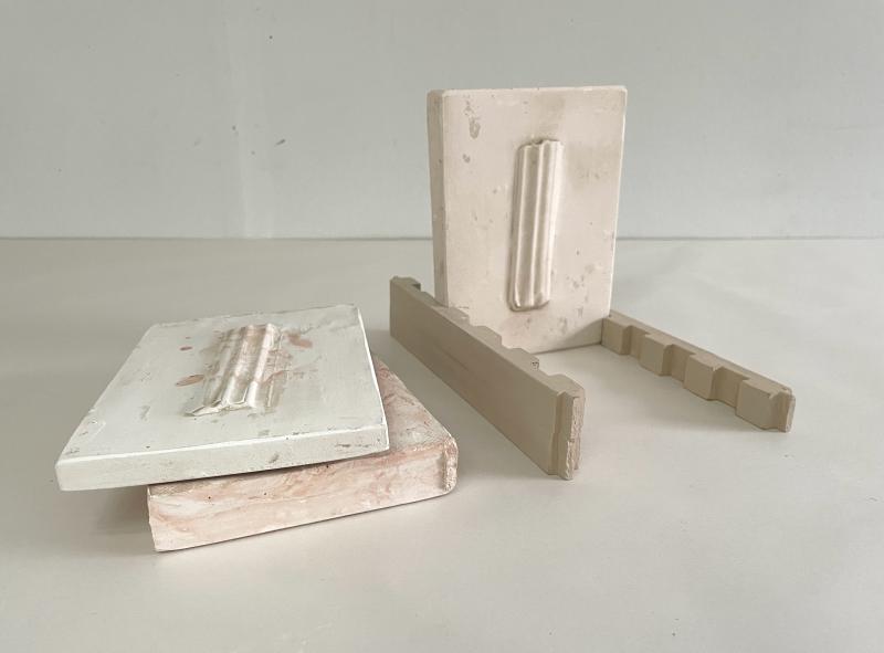 CHITIN objekt. 2025. Indfarvet gipsafstøbninger opsat i træstativ