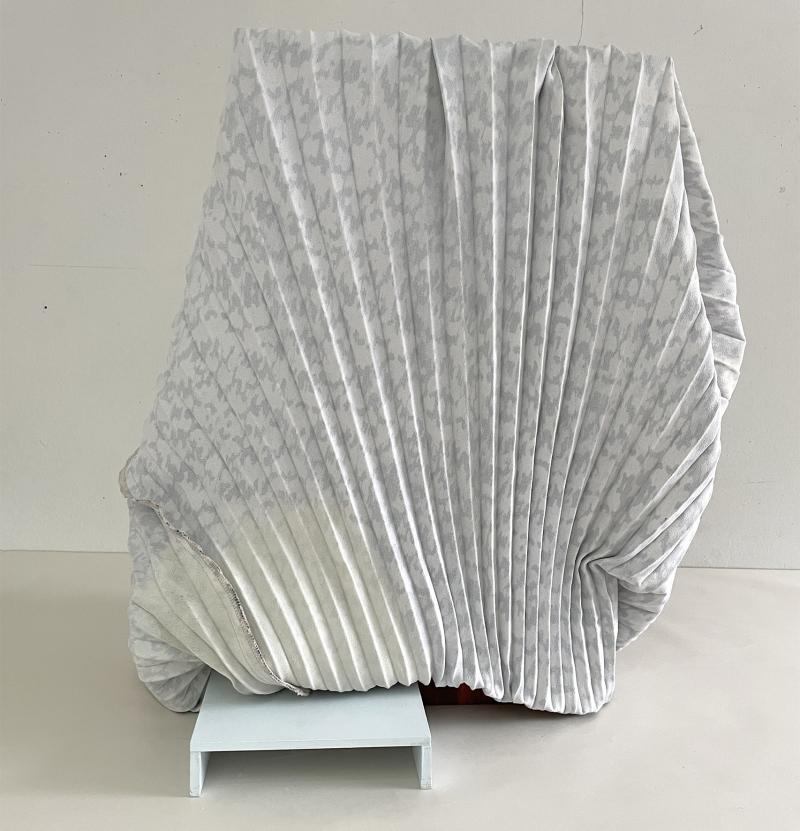 CHITIN objekt. 2025. Bemalet stof og træpodie