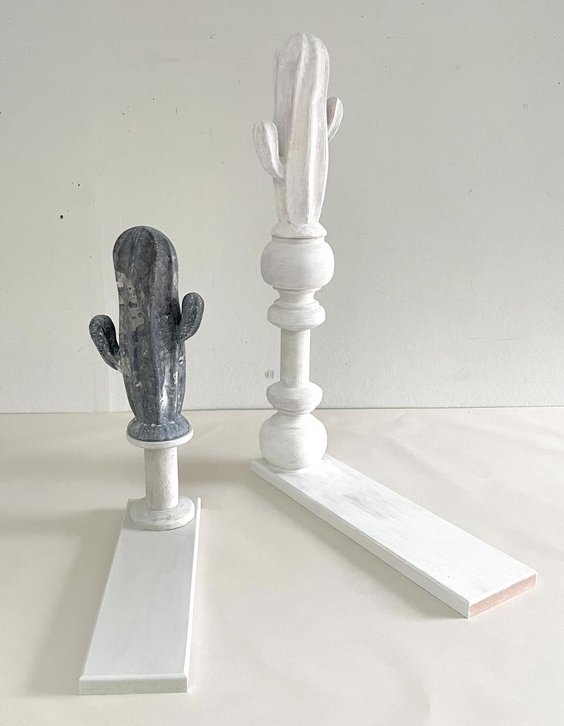 CHITON objekter. 2025. Bemalet gipsfigurer og træ