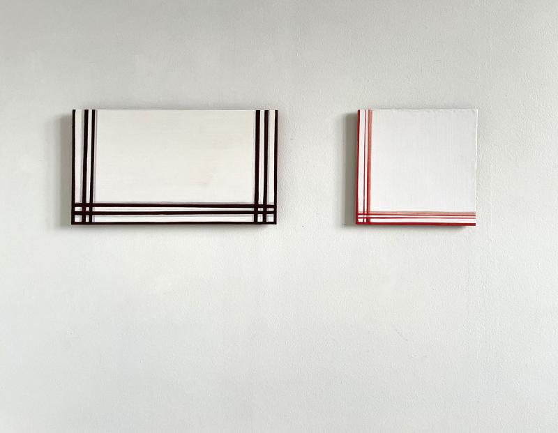 Lommetørklæde, brune striber, 20 x 35 cm, pigment på krideret mdf og Lommetørklæde, lys beige og røde kantstriber, 20 x 20 cm, pigment på krideret mdf