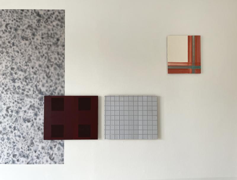 Skjorte, bordeaux, 26 x 32 cm, pigment på krideret mdf og Skjorte, bordeaux, 26 x 32 cm, pigment på krideret mdf og Lommetørklæde, grønt på rødt, 23 x 20 cm, pigment på krideret mdf