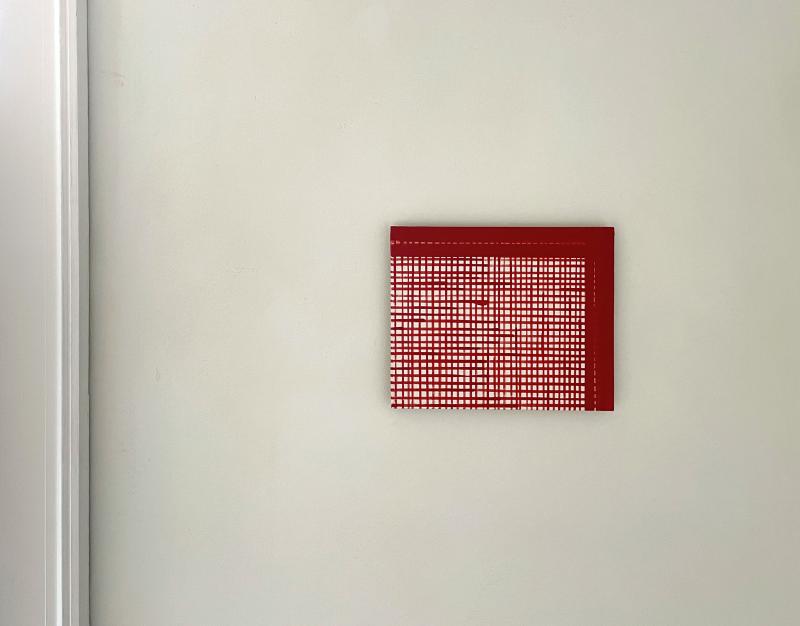 SPOR AF TING Lommetørklæde, røde tern, 16 x 20 cm, pigment på krideret mdf